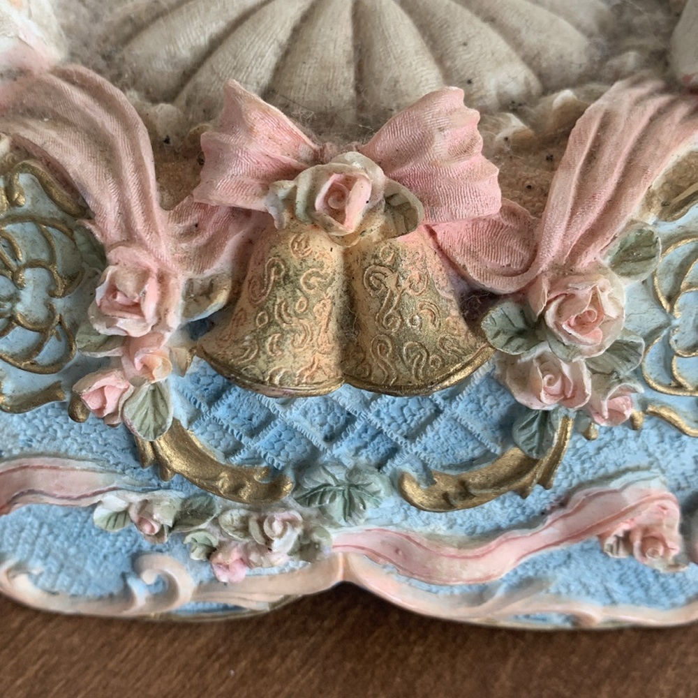 Pastel Carousel Horse Figurine with Cherubs music box. Carousel horse moves - Picture 5 of 6